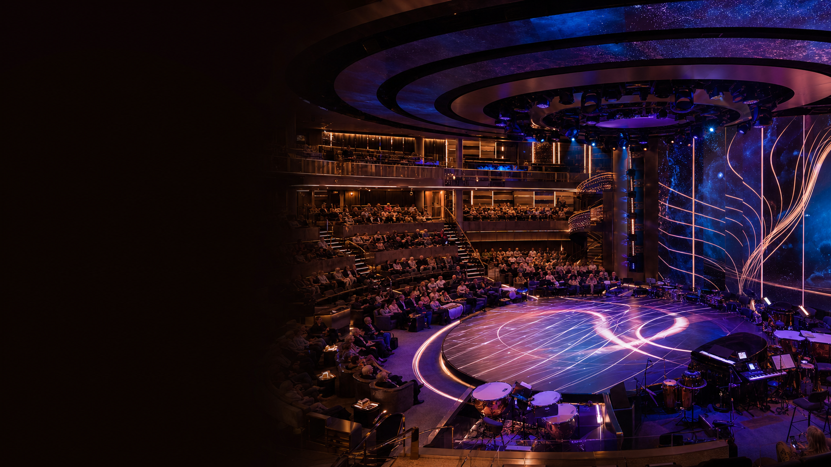 Imagen editorial de un teatro tecnológico en un crucero