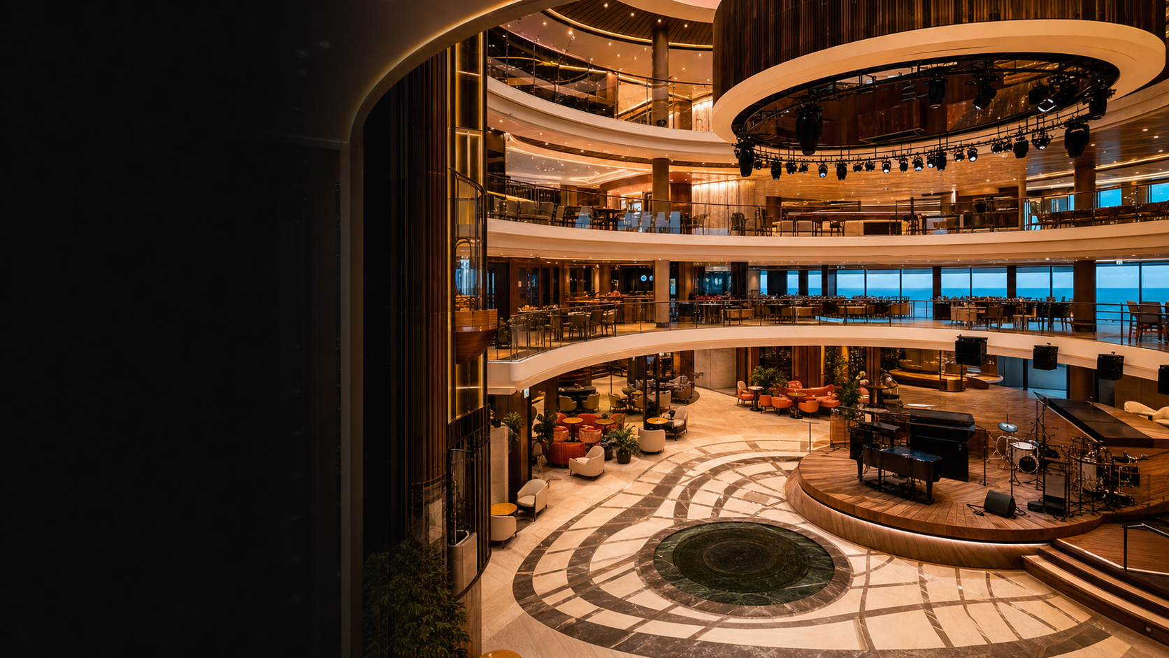 Imagen editorial del atrio interior de un gran crucero moderno