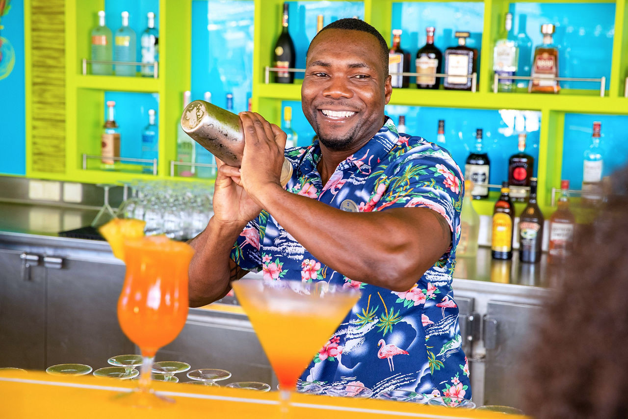 Bartender preparando cócteles en The Lime and Coconut