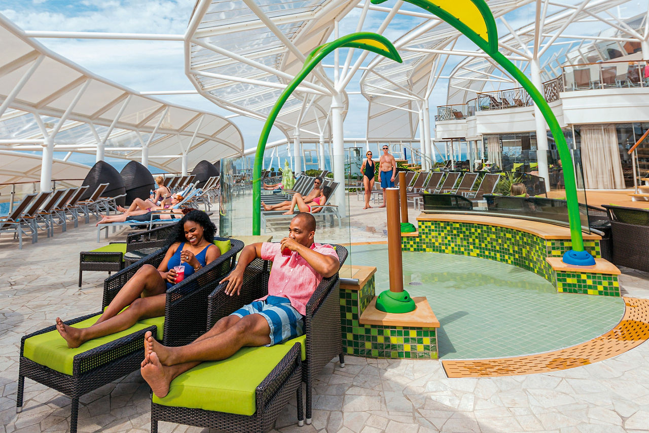 Pareja descansando en el Solarium del Harmony of the Seas