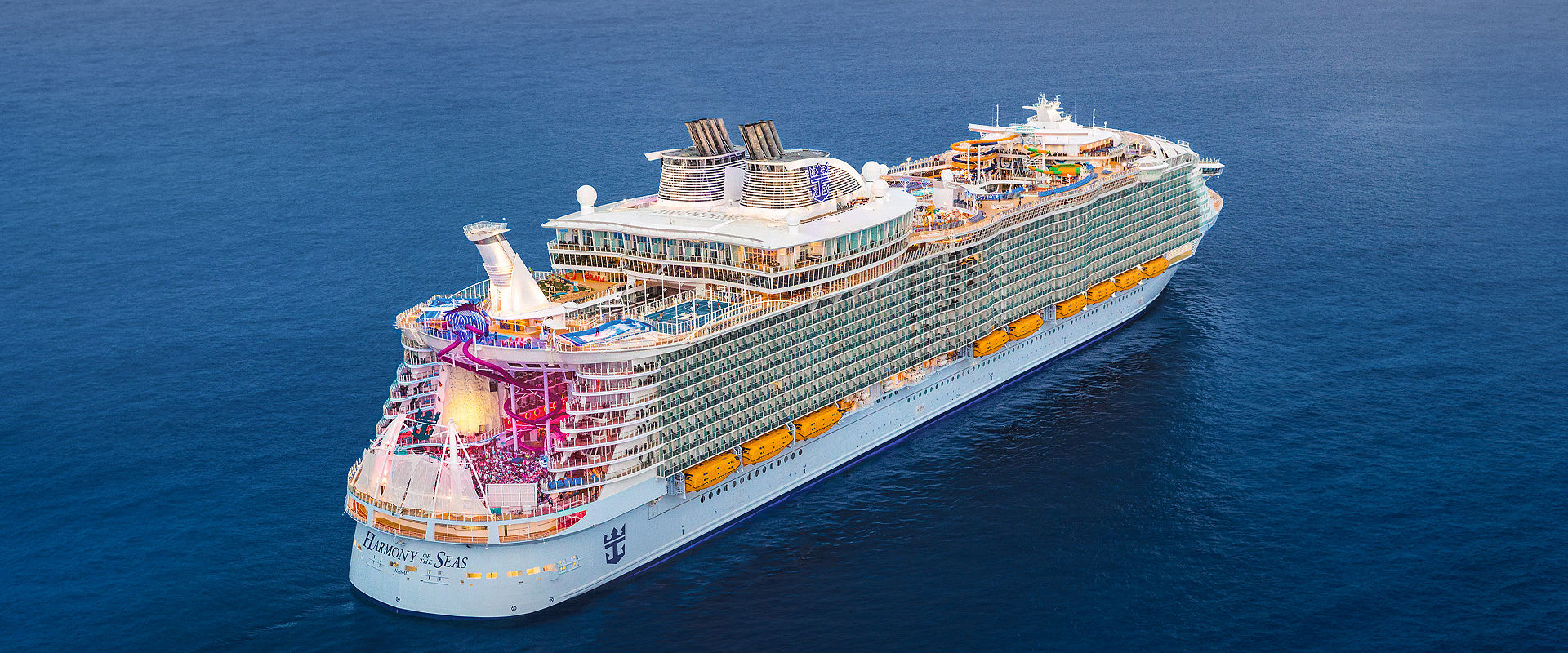 Imagen editorial de un gran crucero de clase Oasis en el Mediterráneo