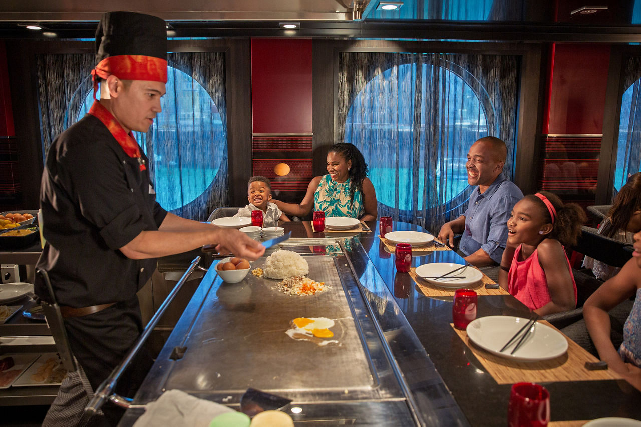 Familia durante una cena real en Izumi Hibachi de Royal Caribbean