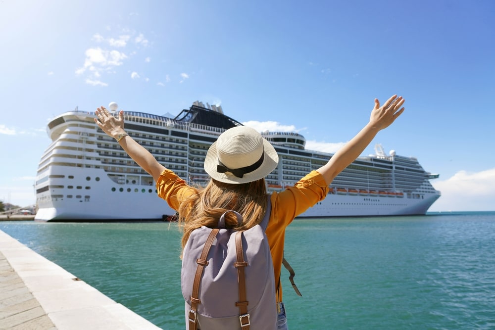 Barco de crucero navegando, imagen oficial de Heymondo